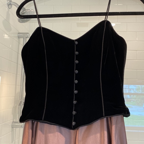 Rimini black velvet and satin dress.  This is labeled as a size 8 but fits 4-6 - Picture 4 of 4